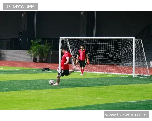 足球明星在高空中踢球的精彩瞬间捕捉展现运动魅力与技术的完美结合